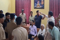 Two parties clashed in front of Collector corridor construction mp news