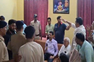 Two parties clashed in front of Collector corridor construction mp news