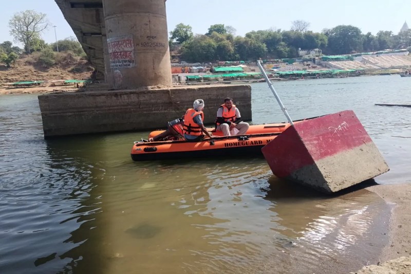 शनिवार की दोपहर नर्मदा के रेतघाट बरमान में नहाने के दौरान सागर निवासी दो युवक गहराई में जाने से डूबने लगे। जिसमें एक युवक को तो नाविकों ने बचा लिया लेकिन दूसरे का दिनभर पता नहीं चल सका। एसडीइआरएफ की टीम स्थानीय नाविकों की मदद से रेस्क्यु करने में लगी रही। रविवार को डूबे युवक का शव नर्मदा के छत्तरपुर घाट के पास मिला। करेली पुलिस ने मामले में मर्ग कायम किया है।
