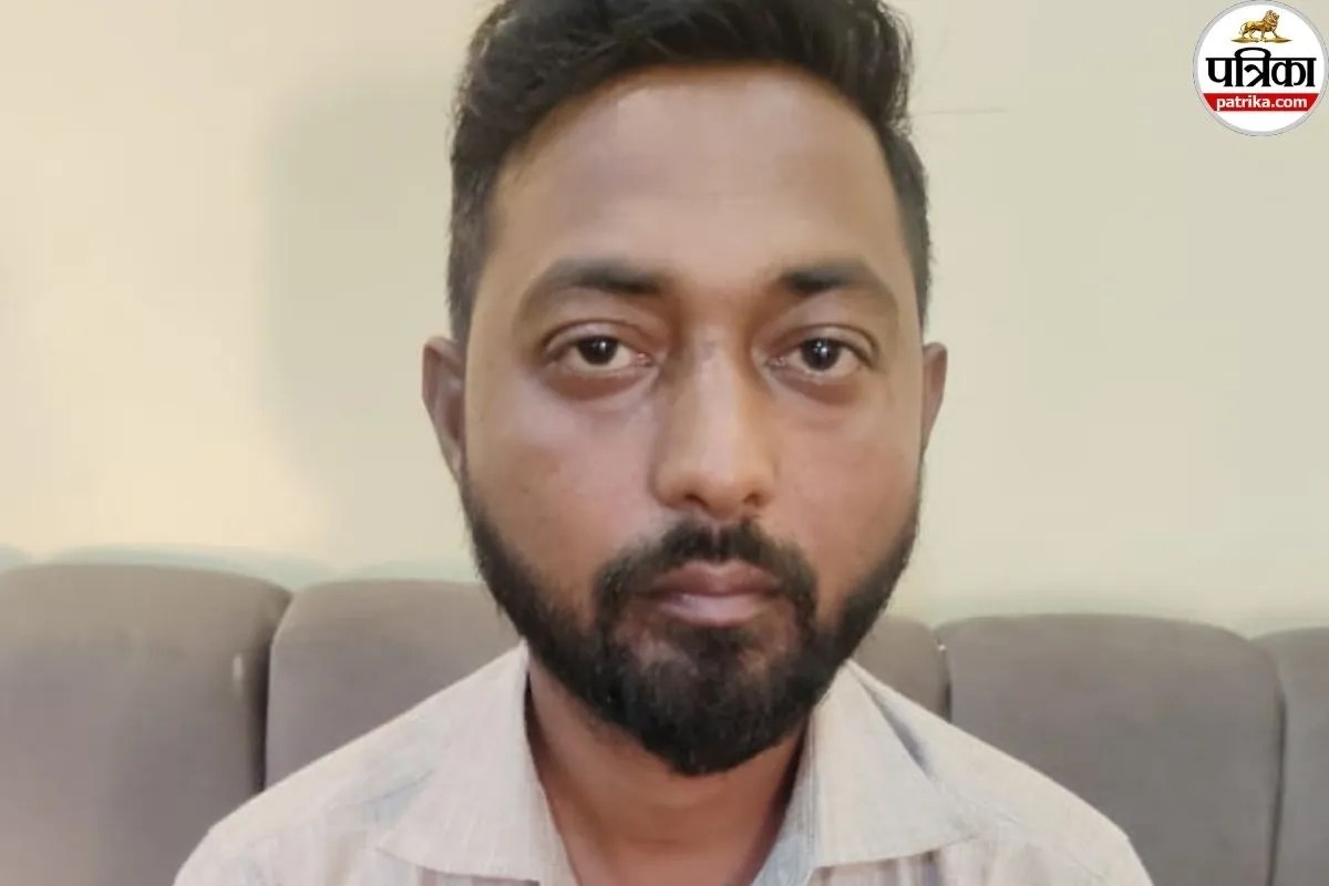Anti-corruption team arresting a power department contract worker in Bareilly for allegedly taking a bribe over electricity bill adjustment.