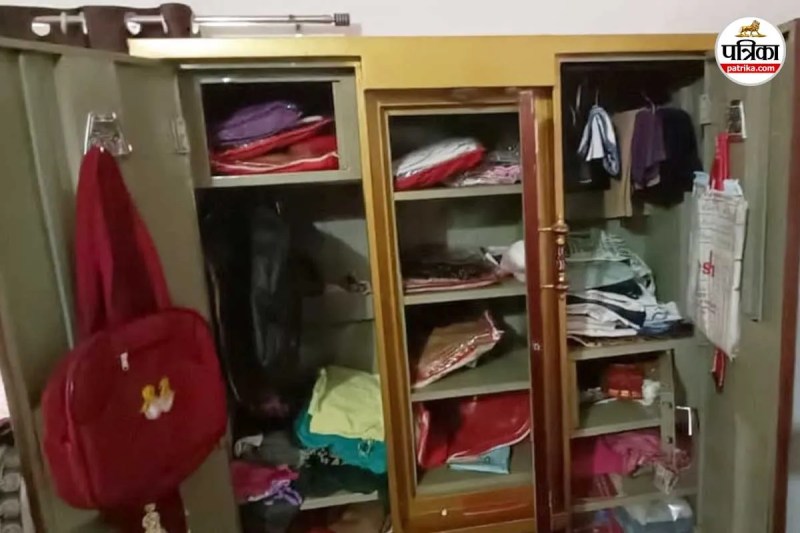 hapur two houses theft jewelery cash