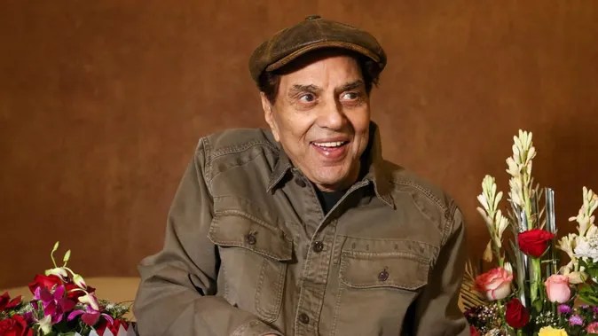 Hema Malini receives Padma Vibhushan for Dharmendra