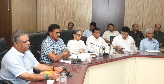 राजस्थान में भीषण गर्मी और हीटवेव को लेकर अस्पतालों में अलर्ट, स्वास्थ्य मंत्री गजेन्द्र सिंह खींवसर की समीक्षा बैठक