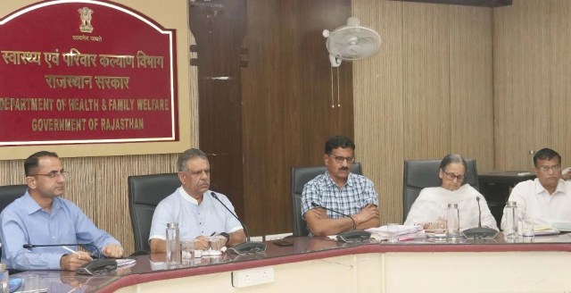राजस्थान में भीषण गर्मी और हीटवेव को लेकर अस्पतालों में अलर्ट, स्वास्थ्य मंत्री गजेन्द्र सिंह खींवसर की समीक्षा बैठक