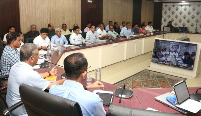 राजस्थान में भीषण गर्मी और हीटवेव को लेकर अस्पतालों में अलर्ट, स्वास्थ्य मंत्री गजेन्द्र सिंह खींवसर की समीक्षा बैठक