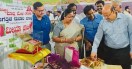 कोप्पल आम मेले में मियाजाकी आम का अवलोकन करते अधिकारी।