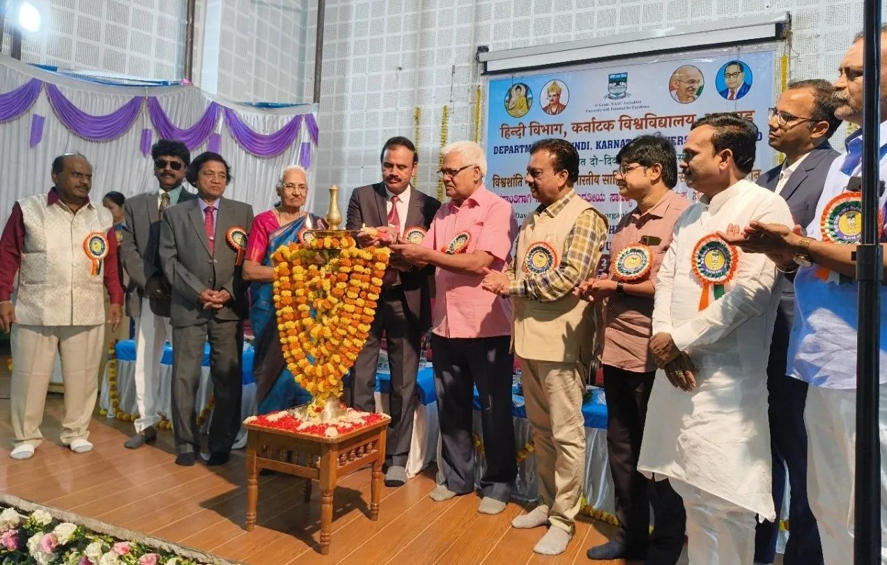 कर्नाटक विश्वविद्यालय धारवाड़ के हिंदी विभाग की ओर से आयोजित दो दिवसीय अंतरराष्ट्रीय संगोष्ठी का दीप प्रज्ज्वलन कर उद्घाटन करते कुलपति प्रो. ए. एम. खान एवं अन्य अतिथि।