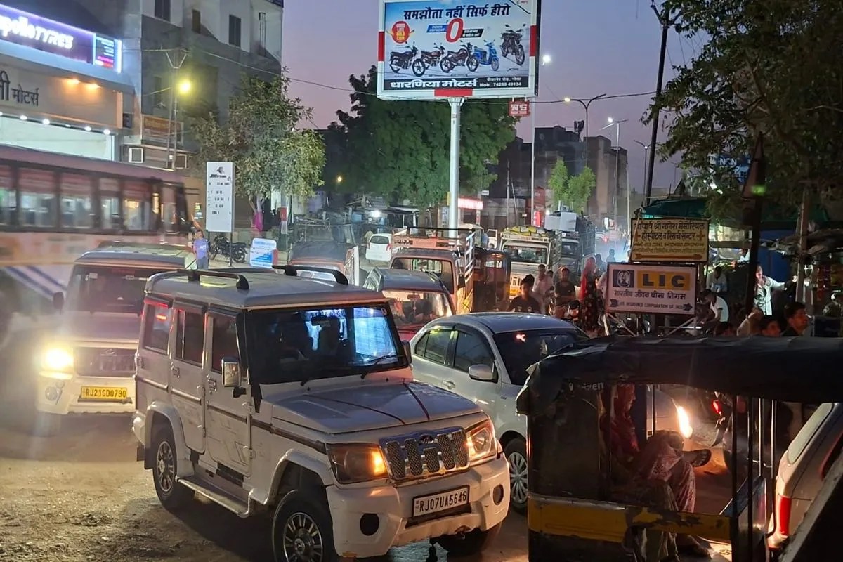 नोखारायसर फाटक पर लगा वाहनों का लंबा जाम।