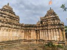 प्राचीन शिल्पकला से सजा मंदिर का भव्य बाहरी दृश्य, शिखर पर विराजमान कलश इसकी ऐतिहासिक और आध्यात्मिक गरिमा को दर्शाता है।