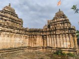 प्राचीन शिल्पकला से सजा मंदिर का भव्य बाहरी दृश्य, शिखर पर विराजमान कलश इसकी ऐतिहासिक और आध्यात्मिक गरिमा को दर्शाता है।