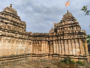 प्राचीन शिल्पकला से सजा मंदिर का भव्य बाहरी दृश्य, शिखर पर विराजमान कलश इसकी ऐतिहासिक और आध्यात्मिक गरिमा को दर्शाता है।