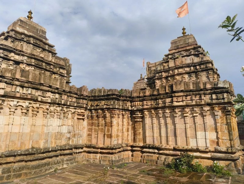 प्राचीन शिल्पकला से सजा मंदिर का भव्य बाहरी दृश्य, शिखर पर विराजमान कलश इसकी ऐतिहासिक और आध्यात्मिक गरिमा को दर्शाता है।