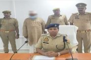 पकड़े गए आरोपों के साथ पुलिस टीम फोटो सोर्स विभाग