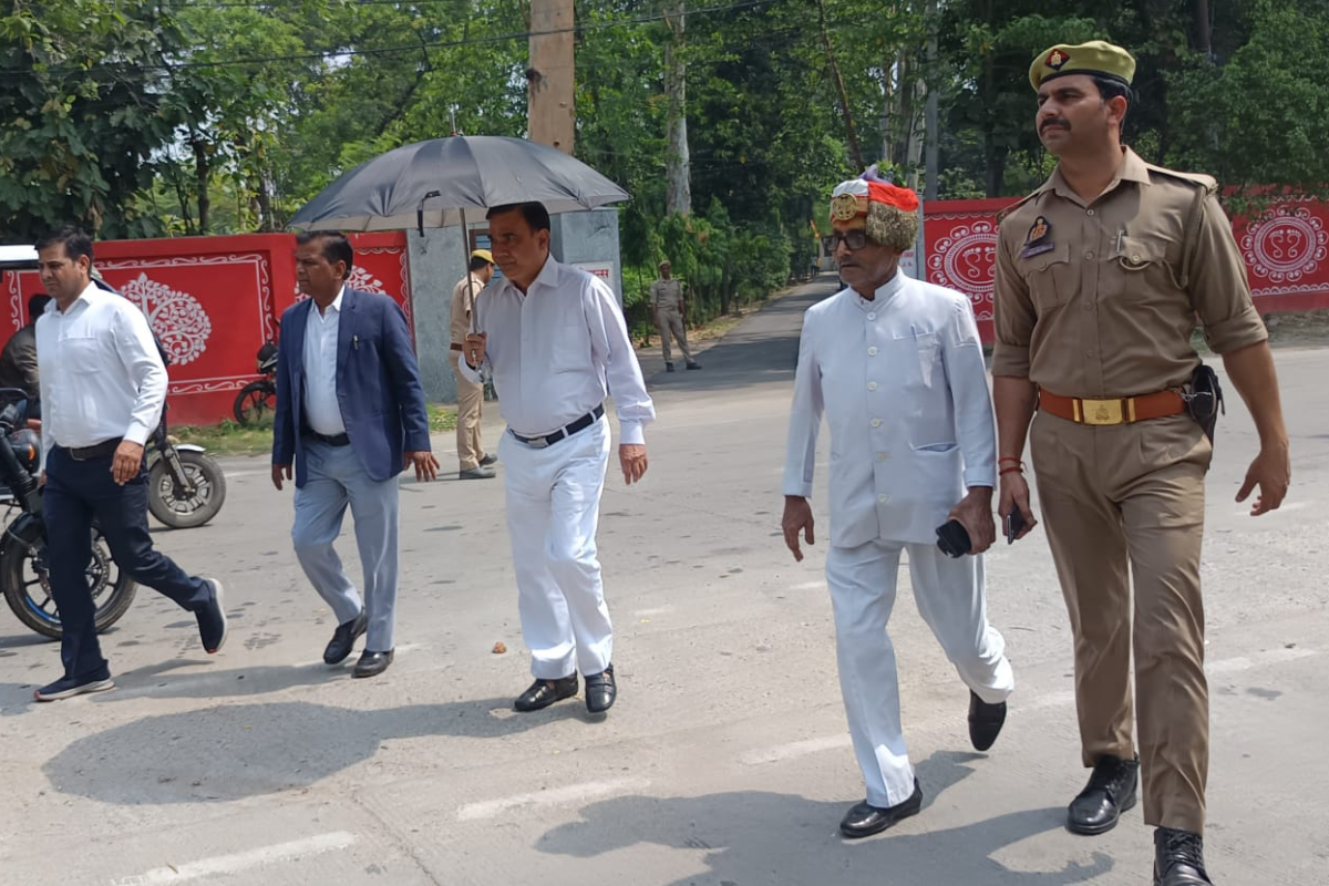 कोर्ट पैदल जाते न्यायिक अधिकारी फोटो सोर्स पत्रिका