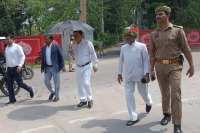 कोर्ट पैदल जाते न्यायिक अधिकारी फोटो सोर्स पत्रिका
