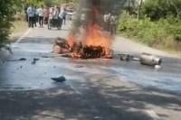 बाइक में लगी आग फोटो सोर्स पत्रिका