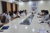 अधीक्षण अभियंता के साथ बैठक करते डीएम अन्य अधिकारी गण