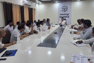 अधीक्षण अभियंता के साथ बैठक करते डीएम अन्य अधिकारी गण