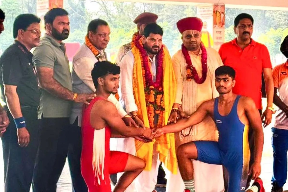 पहलवानों का हाथ मिलवाते बृजभूषण सिंह फोटो सोर्स x अकाउंट