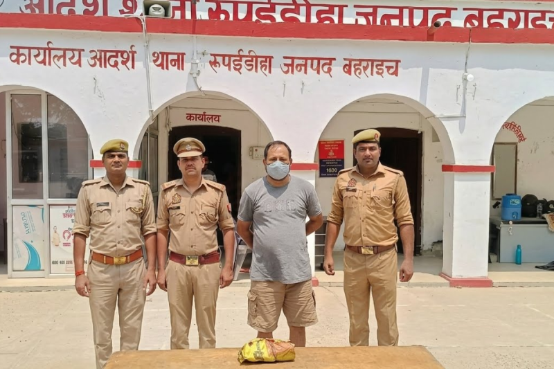 पकड़ा गया आरोपी पुलिस टीम फोटो सोर्स विभाग