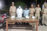 पुलिस टीम के साथ पकड़े गए आरोपी बरामद अफीम फोटो सोर्स विभाग