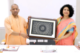 मुख्यमंत्री को प्रतीक चिन्ह देती आयुक्त दुर्गा शक्ति नागपाल फोटो सोर्स सोर्स सूचना विभाग