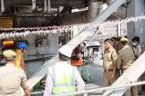 मिर्जापुर चीनी मिल में अवैध मादक पदार्थ को नष्ट करते कर्मचारी मौजूद पुलिस फोटो सोर्स विभाग
