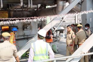 मिर्जापुर चीनी मिल में अवैध मादक पदार्थ को नष्ट करते कर्मचारी मौजूद पुलिस फोटो सोर्स विभाग