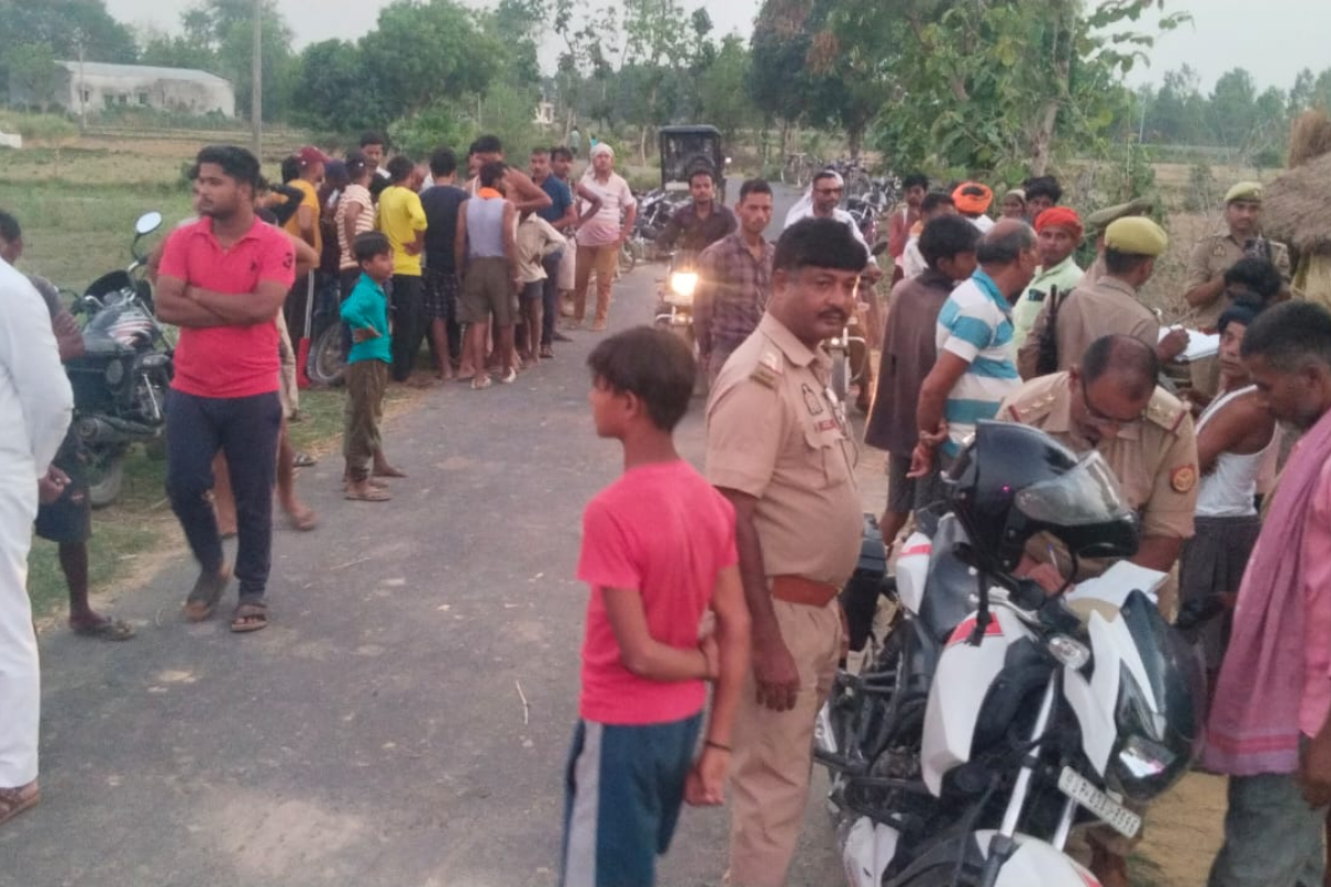 घटनास्थल पर जांच करती पुलिस फोटो सोर्स पत्रिका