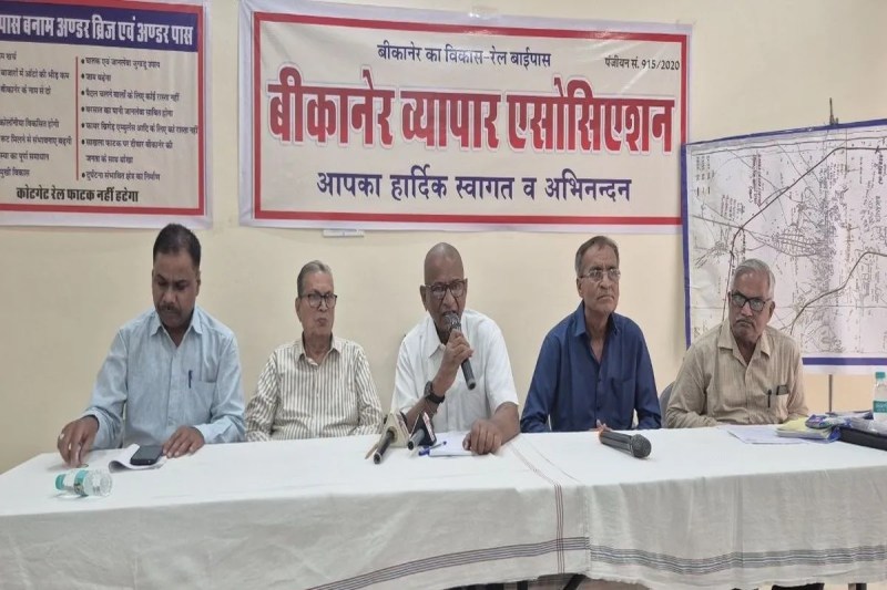 पत्रकार वार्ता में जानकारी रखते एसोसिएशन और संघर्ष समिति के पदाधिकारी।