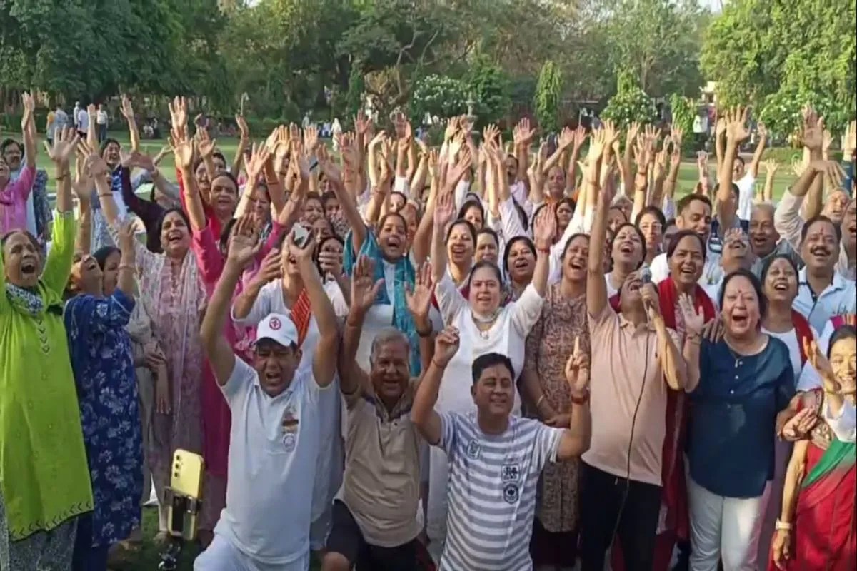 अलवर में ‘वर्ल्ड लाफ्टर डे’ की धूम: ठहाकों से गूंजा कंपनी बाग | Alvr Men Vrld Laphtr De Ki Dhum Thhakon Se Gunja Knpni B
