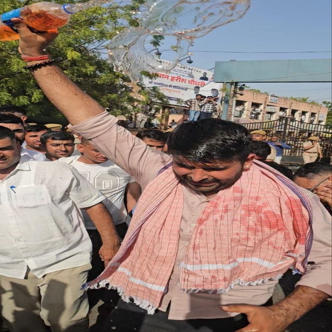 शिव विधायक ने कलेक्ट्रेट में खुद पर उड़ेला पेट्रोल, मचा हड़कंप