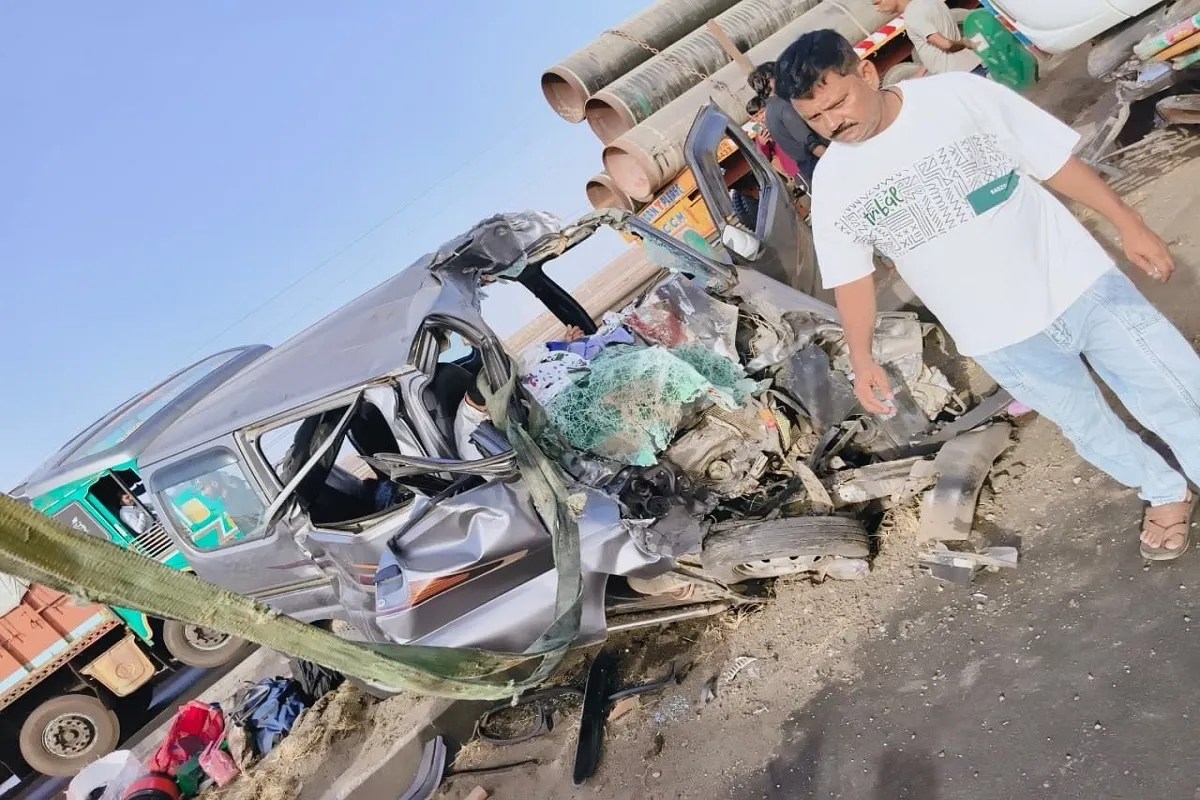 4 Dead, Including Father and Son, in Truck-Van Collision; 2 Injured