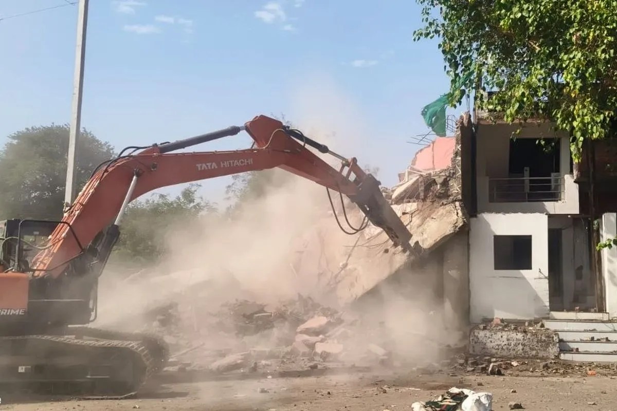 सिंहस्थ 2028… तीर्थनगरी ओंकारेश्वर में पक्के अतिक्रमणों पर चला प्रशासन की जेसीबी का पंजा