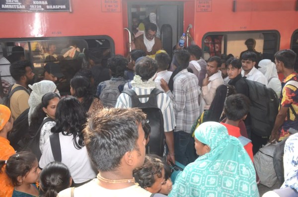 आफत बनी यात्रा! दिल्ली जाने वाली ट्रेनों में बेकाबू भीड़, खिड़की से चढ़ने को मजबूर यात्री, Photo