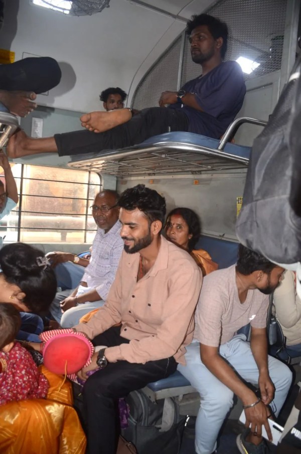 आफत बनी यात्रा! दिल्ली जाने वाली ट्रेनों में बेकाबू भीड़, खिड़की से चढ़ने को मजबूर यात्री, Photo