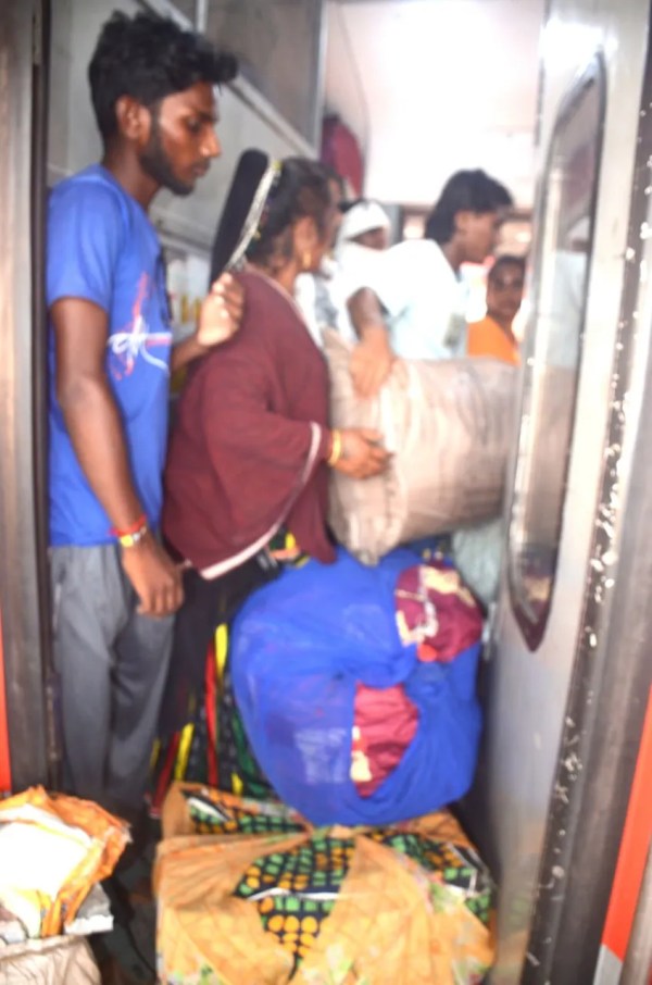 आफत बनी यात्रा! दिल्ली जाने वाली ट्रेनों में बेकाबू भीड़, खिड़की से चढ़ने को मजबूर यात्री, Photo
