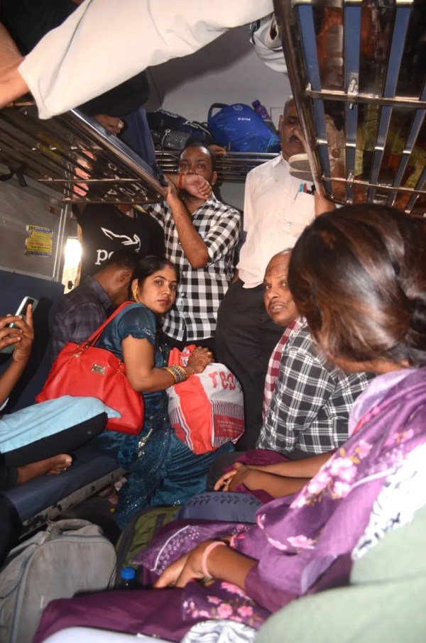 आफत बनी यात्रा! दिल्ली जाने वाली ट्रेनों में बेकाबू भीड़, खिड़की से चढ़ने को मजबूर यात्री, Photo