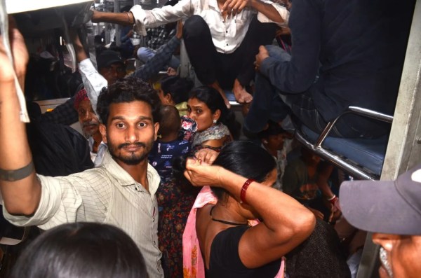आफत बनी यात्रा! दिल्ली जाने वाली ट्रेनों में बेकाबू भीड़, खिड़की से चढ़ने को मजबूर यात्री, Photo