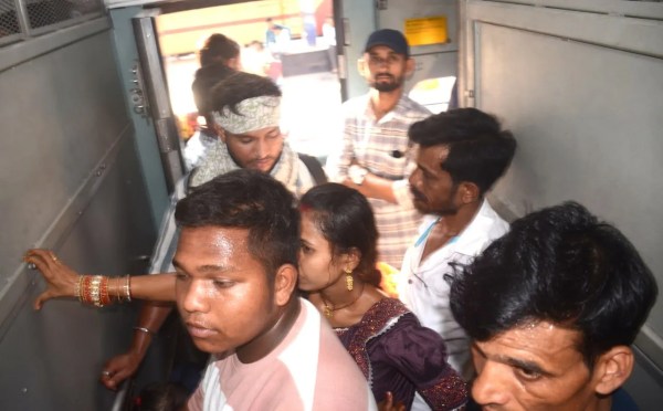 आफत बनी यात्रा! दिल्ली जाने वाली ट्रेनों में बेकाबू भीड़, खिड़की से चढ़ने को मजबूर यात्री, Photo