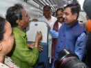 केंद्रीय उपभोक्ता मामले, खाद्य एवं सार्वजनिक वितरण तथा नवीन एवं नवीकरणीय ऊर्जा मंत्री प्रल्हाद जोशी यात्रियों से मुखातिब होते हुए।