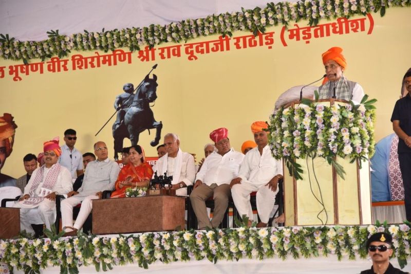 समारोह को संबोधित करते केंद्रीय रक्षा मंत्री राजनाथ सिंह