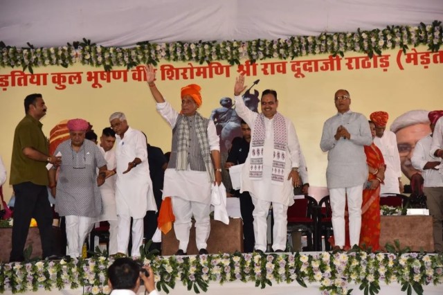 वीरवर राव दूदा की प्रतिमा अनावरण समारोह में अभिवादन स्वीकार करते रक्षामंत्री व मुख्यमंत्री