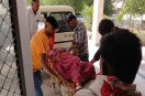 घायल महिला को अस्पताल लेकर पहुंचे ग्रामीण