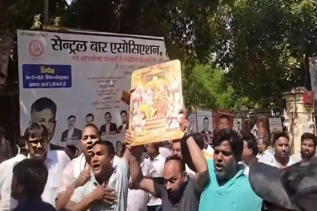 

 18 से 20 मई तक न्यायिक कार्य बहिष्कार, दोषी पुलिसकर्मियों पर कार्रवाई की मांग तेज
