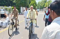सरकारी आवास से विधानसभा कार्यालय तक साइकिल चलाकर पहुंचे वित्त मंत्री, बोले- “ईंधन बचाना देशहित में जरूरी” (फोटो सोर्स : भाषा WhatsApp News Group)