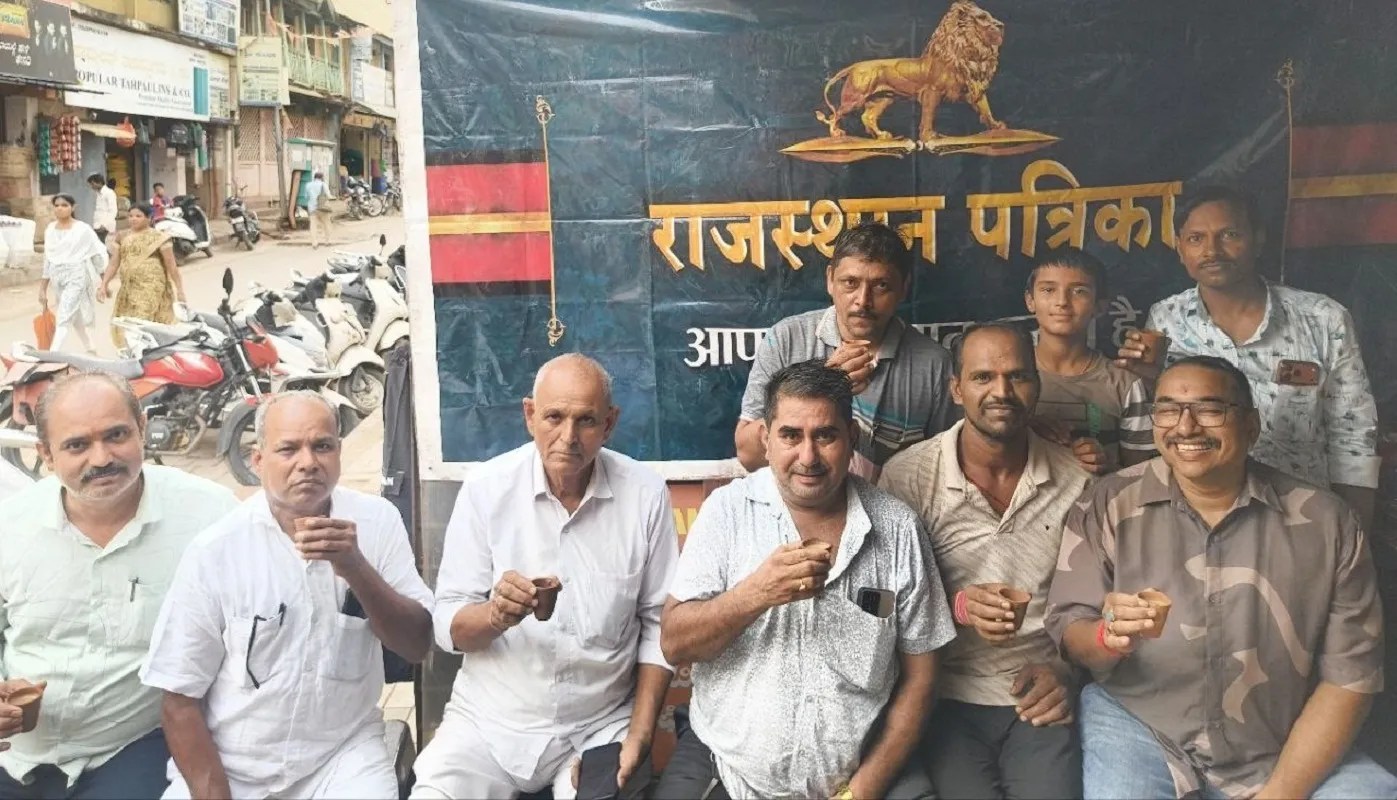 हुब्बल्ली (कर्नाटक) में आयोजित राजस्थान पत्रिका परिचर्चा में भाग लेते प्रवासी। इस दौरान प्रवासियों ने चाय के सामाजिक, सांस्कृतिक और दैनिक जीवन में महत्व पर अपने विचार साझा किए।