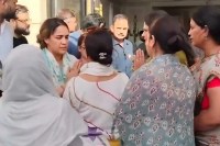 नम आंखों से अंतिम विदाई (फोटो सोर्स : भाषा WhatsApp News Group)