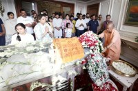 अपर्णा यादव के आवास पहुंचे सीएम योगी, परिवार से मिलकर जताया दुख (फोटो सोर्स : भाषा WhatsApp News Group)
