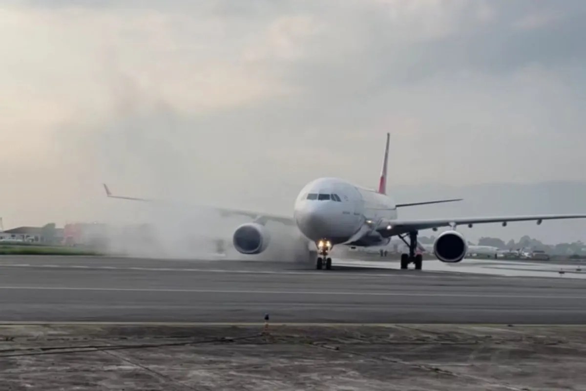 Turkish airlines plane tyres catch fire